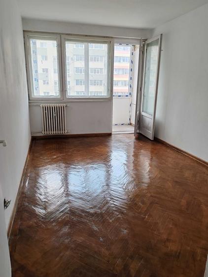 Apartament cu 3 camere semidecomandat în Ștefan cel Mare