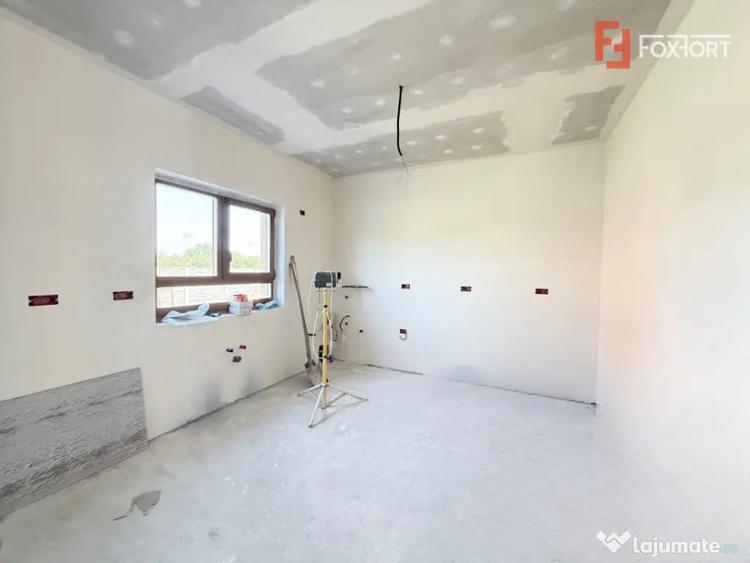 Casă cu 5 camere cu Teren 348 Mp în Săcălaz