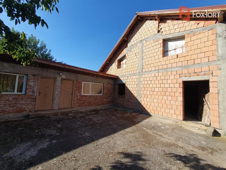 Casă individuală cu 5 camere cu Garaj în Uliuc