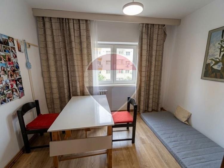 Apartament cu 4 camere decomandat, mobilat în Tei