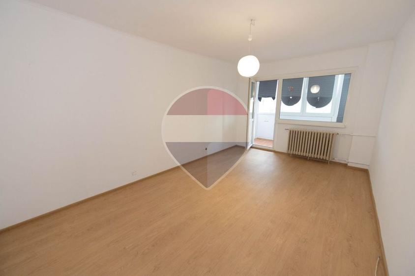Apartament cu 3 camere decomandat în Drumul Taberei