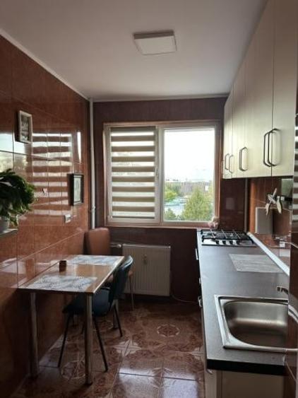 Apartament cu 3 camere semidecomandat, mobilat în Dristor