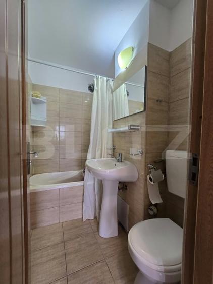 Apartament cu 3 camere semidecomandat, mobilat în Central