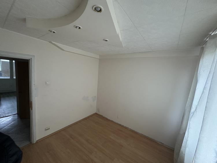 Apartament cu 3 camere semidecomandat în Berceni