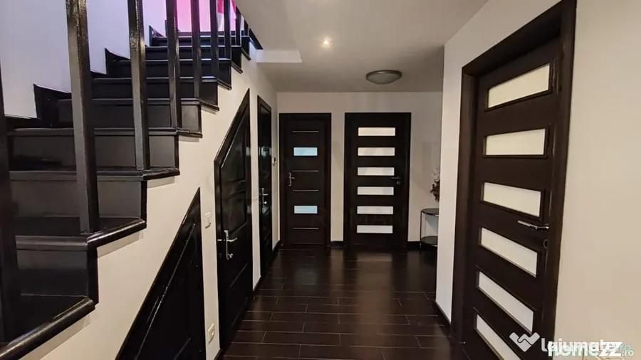 Casă cu 8 camere cu Teren 250 Mp în Mihai Bravu