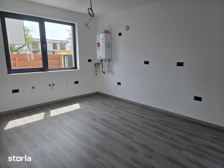 Casă cu 3 camere semidecomandat cu Teren 240 Mp în Central