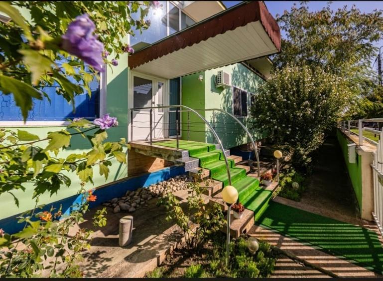 Casă individuală cu 7 camere cu Teren 1000 Mp în Girocului