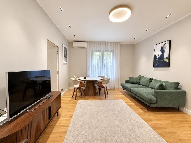 Apartament cu 3 camere semidecomandat, mobilat în Capitale