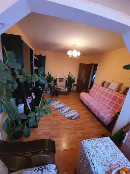 Apartament cu 3 camere decomandat în Sud