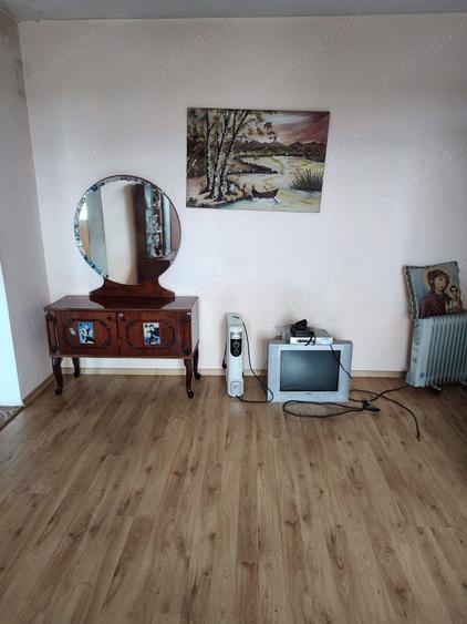 Apartament cu 3 camere semidecomandat în Sulina