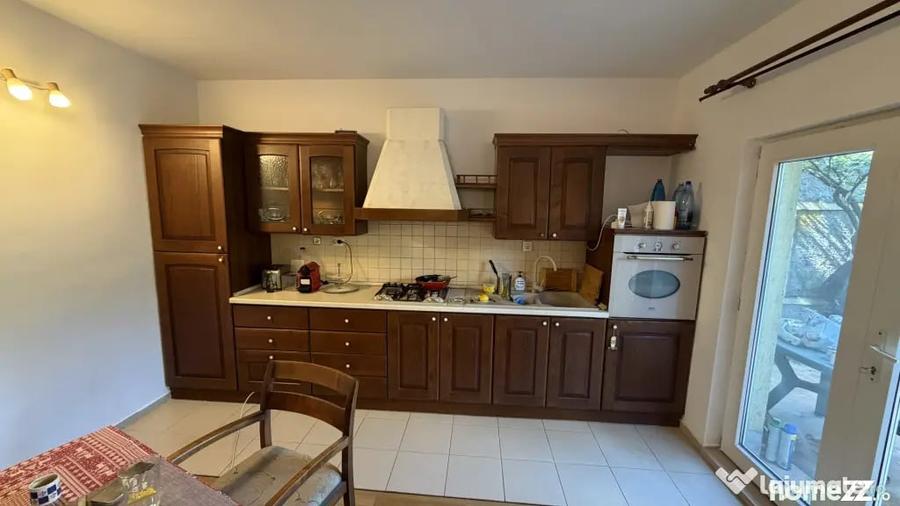 Casă cu 5 camere cu Teren 199 Mp în Roșu
