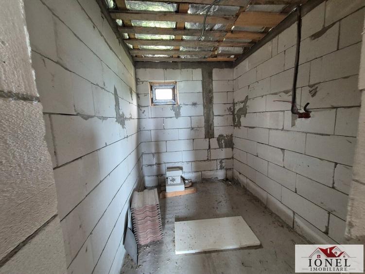Casă individuală cu 4 camere cu Teren 1062 Mp în Est