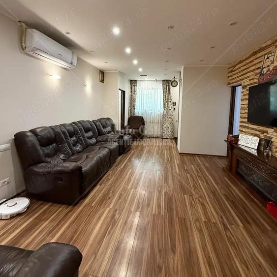 Apartament cu 6 camere decomandat în Faleză