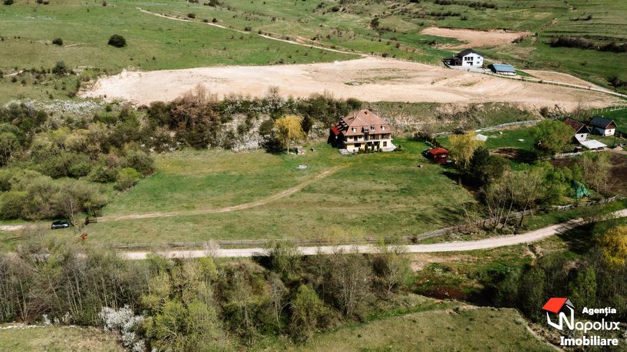 Casă individuală cu 9 camere cu Teren 8223 Mp în Mărgău