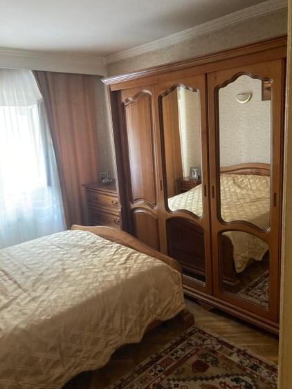 Apartament cu 3 camere decomandat, mobilat în Dacia