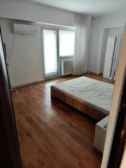 Apartament cu 3 camere decomandat, mobilat în Nicolina