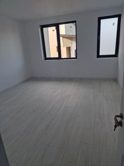 Casă cu 5 camere cu Teren 220 Mp în Central
