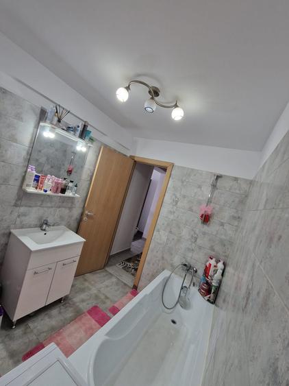 Apartament cu 2 camere decomandat în Tractorul