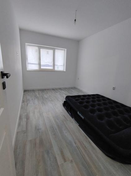 Apartament cu 3 camere semidecomandat în Florești