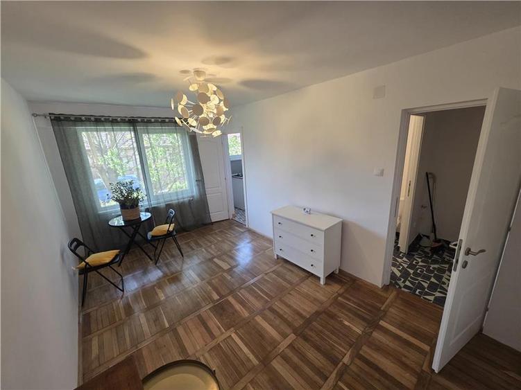 Garsonieră decomandată în Tudor