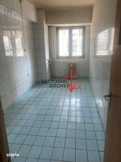 4 camere decomandat, etaj intermediar Piata Delfinului - 9
