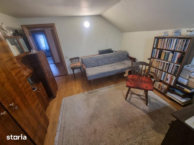 Casă cu 5 camere cu Teren 1790 Mp în Est