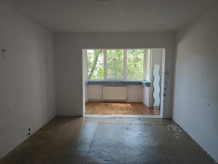 Apartament cu 2 camere decomandat în Tractorul