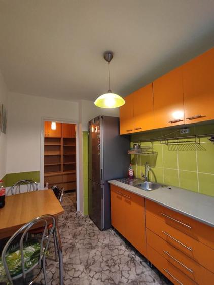 Apartament cu 3 camere semidecomandat, mobilat în Titan