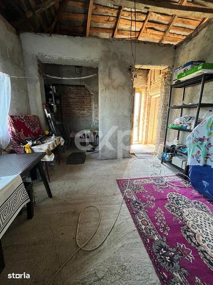 Casă cu 2 camere cu Teren 668 Mp în Petrești