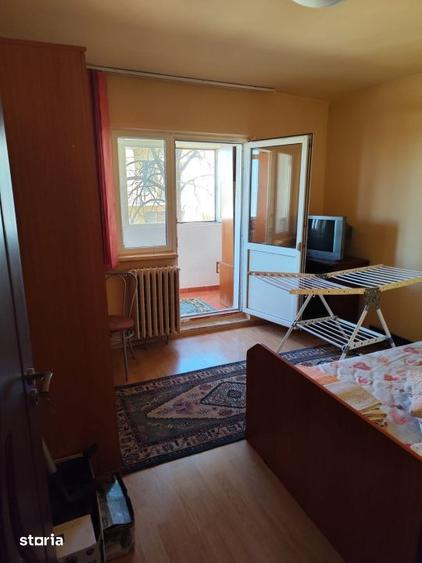 Apartament cu 4 camere decomandat în Craiovița Nouă