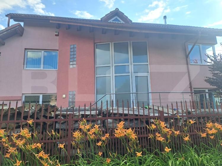 Casă individuală cu 6 camere cu Canalizare în Cristian