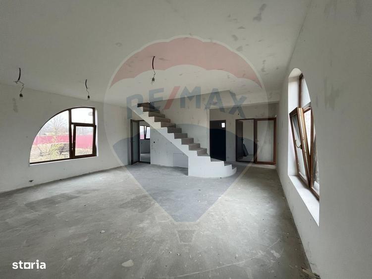 Casă cu 4 camere decomandat în Boteni