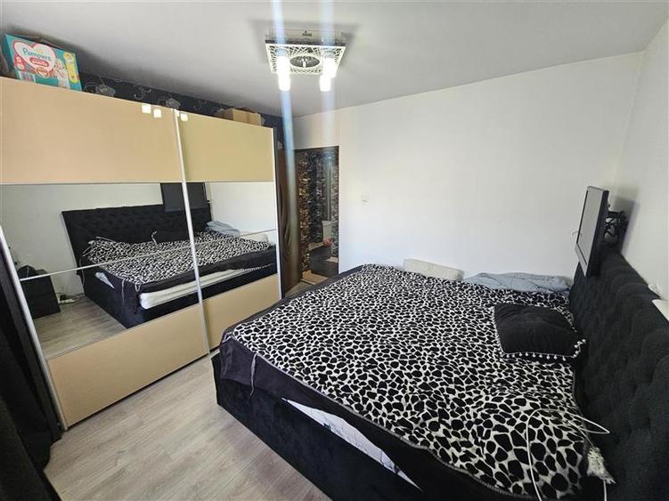 Apartament cu 3 camere decomandat, mobilat în Micro IV