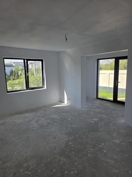 Casă cu 6 camere cu Teren 500 Mp în Spătaru