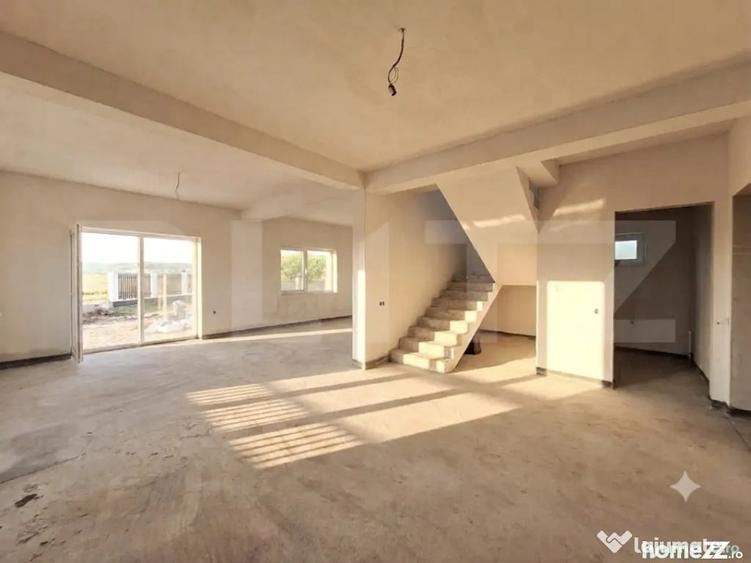 Casă cu 5 camere cu Teren 500 Mp în Jucu