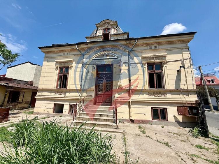 Casă individuală cu 7 camere cu Canalizare în Ultracentral