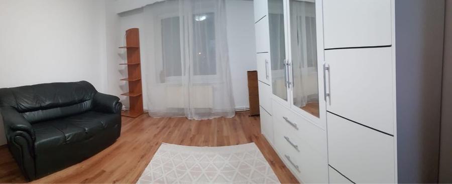 Apartament cu 3 camere decomandat în Corina