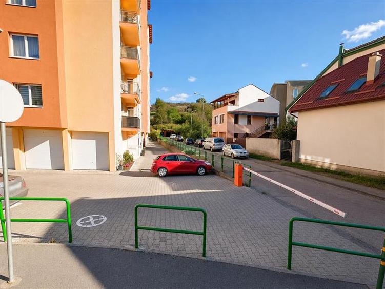 Apartament cu 2 camere decomandat, mobilat în Dâmbu Pietros