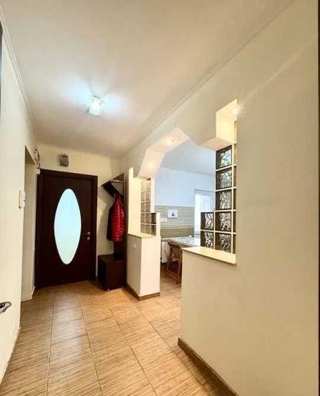 Apartament cu 3 camere semidecomandat în Rahova