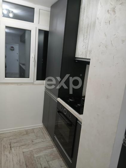 Apartament cu 3 camere semidecomandat, mobilat în Central