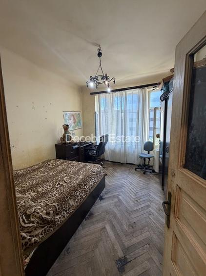 Apartament cu 4 camere decomandat în P-ța Unirii