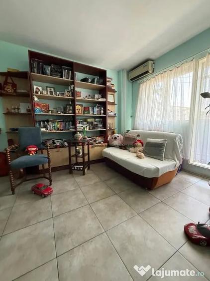 Apartament cu 4 camere semidecomandat în Berceni