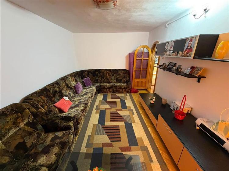 Apartament cu 3 camere decomandat, mobilat în Sud