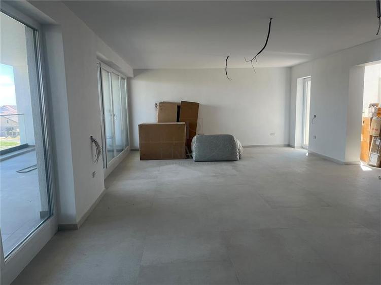 Penthouse cu 4 camere decomandat în Dumbrăvița