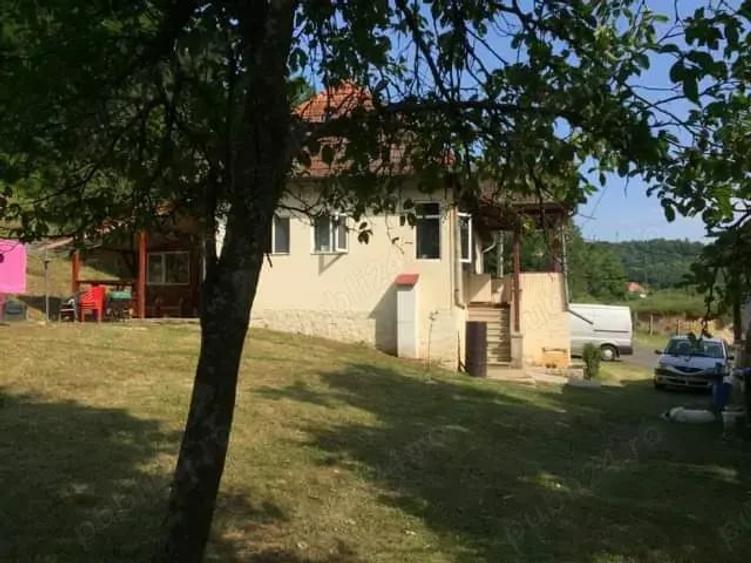Casă cu 4 camere în Căinelu de Sus
