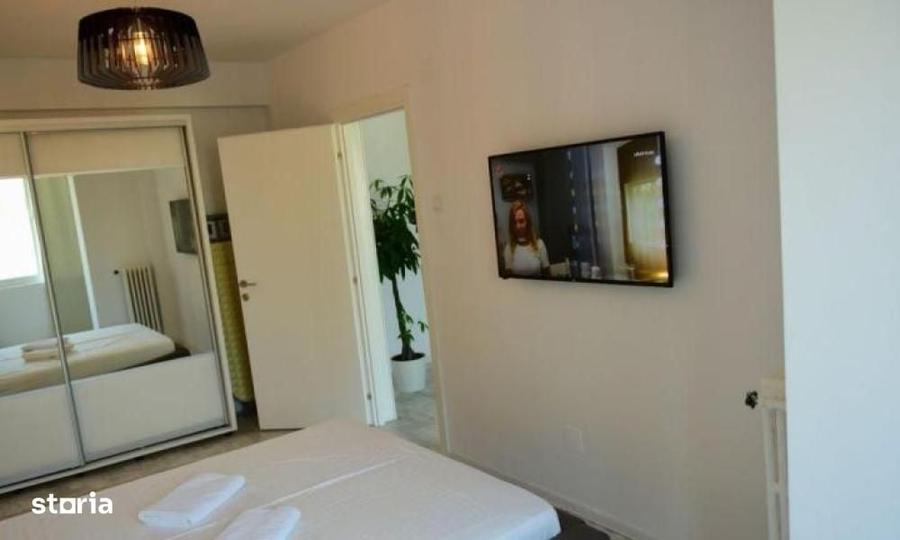 Apartament cu 3 camere semidecomandat în Victoriei