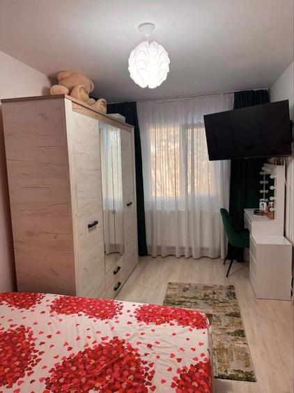 Apartament cu 2 camere semidecomandat în Craiovița Nouă