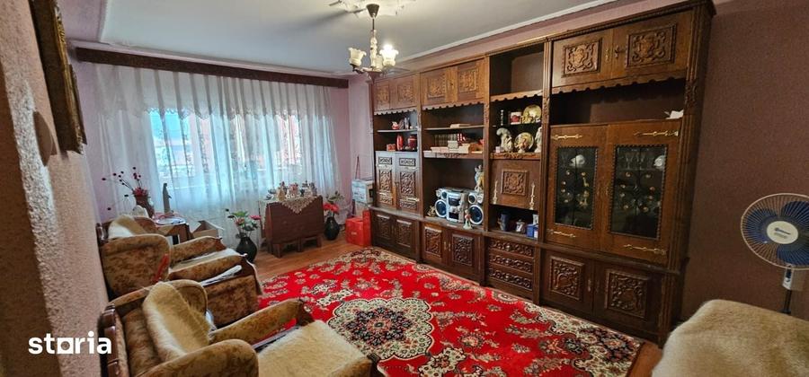 Apartament cu 3 camere decomandat în Sud