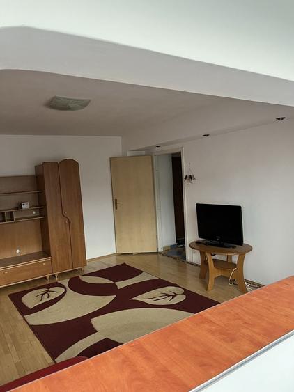 Apartament cu 2 camere decomandat în 1 Decembrie