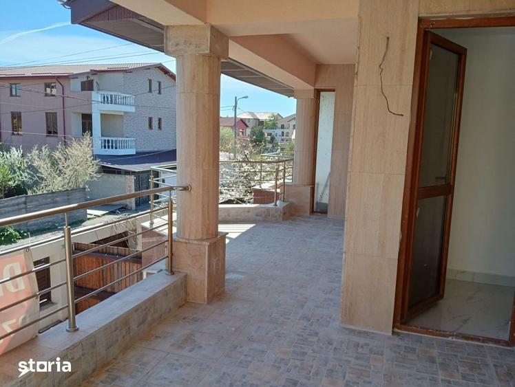 Casă cu 8 camere cu Teren 250 Mp în Fundeni